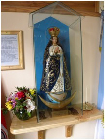 Imagen de la Virgen de Caacupé entronizada en el atrio de la Parroquia Virgen Misionera de San Carlos de Bariloche. Foto: Inés Barelli, 2013.