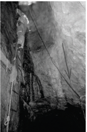 V&iacute;a de preparaci&oacute;n por el buzamiento de la veta tipo &ldquo;tambor&rdquo;. Los macizos de veta, piso y techo son de buena calidad, los contactos son cerrados lo cual se manifiesta en estabilidad a&uacute;n en inclinaciones de veta casi verticales. Se marcan las estructuras que eventualmente pudieran definir la inestabilidad en un proceso de deterioro futuro, especialmente por efecto del agua y desconfinamiento de base; un m&eacute;todo de explotaci&oacute;n de corte y relleno ascendente puede manejar esta situaci&oacute;n de forma satisfactoria. El Bagre, Antioquia.