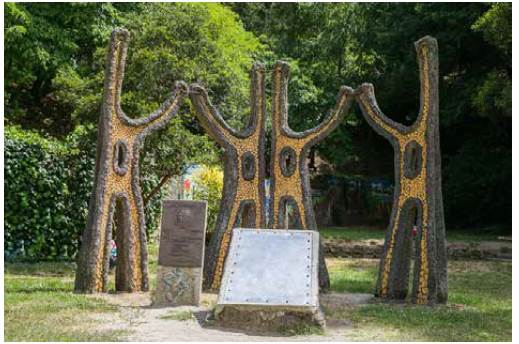 Escultura "Homenaje a los estudiantes detenidos desaparecidos"