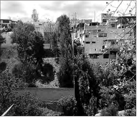 División entre las
urbanizaciones de alta renta y el barrio Santa Inés en Cumbayá, Quito