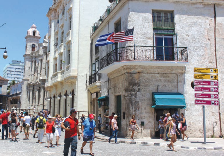 Las banderas cubana y estadounidense izadas juntas en La Plaza de La
Catedral, La Habana Vieja.