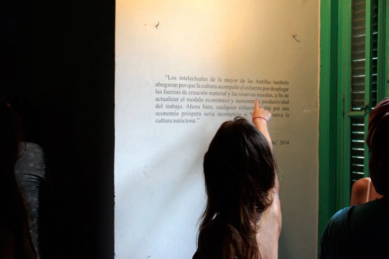 Asistente a la
inauguración de Cultura autóctona
señalando a la cita de las declaraciones del VIII Congreso de la UNEAC.