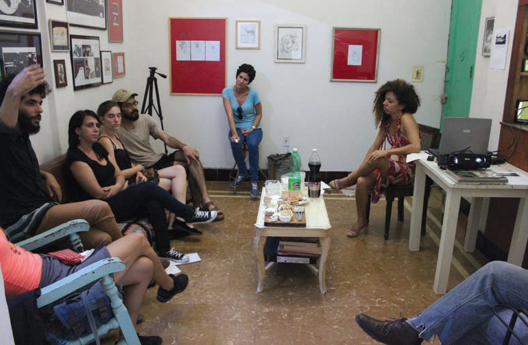 Conversatorio en el estudio del
    artista Renier Quer.