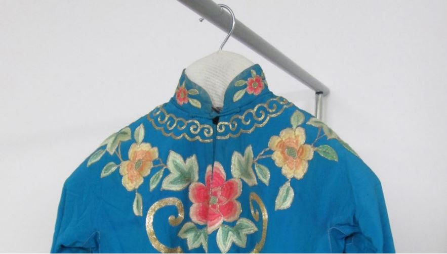 Traje (n.º inv. 5/1C45a) em cabide adaptado.