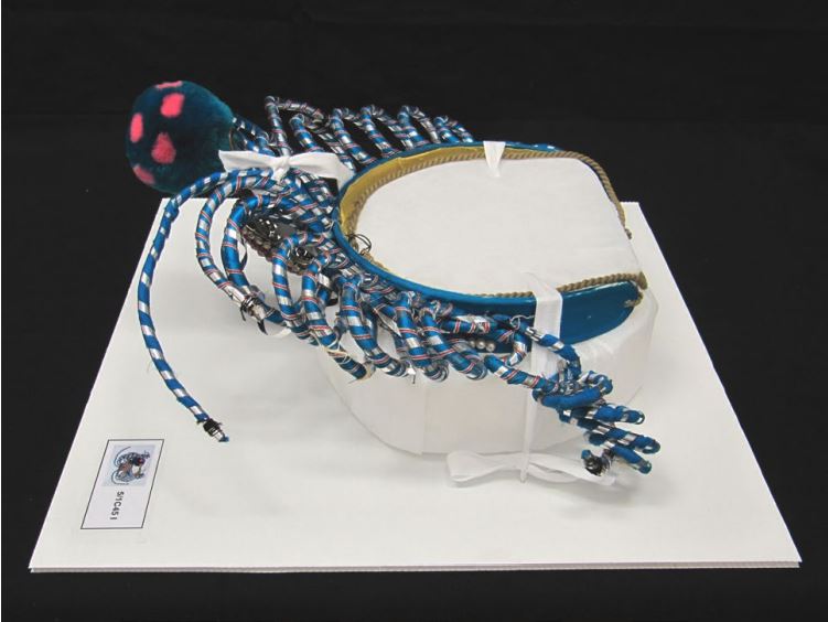Toucado em diadema (n.º inv. 5/1C45i) acondicionado em suporte.