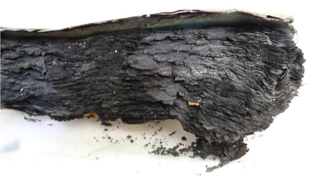 Documento carbonizado, formando um bloco.