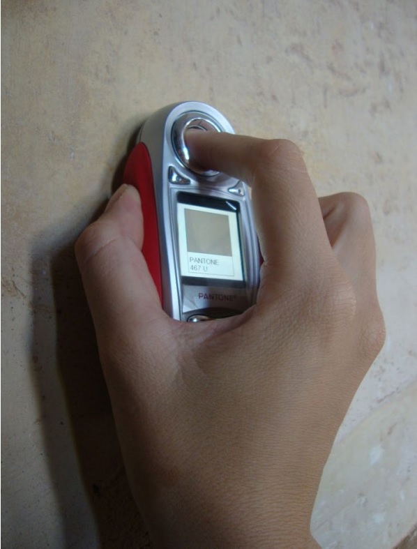 Mensura��o em superf�cie arquitet�nica utilizando o espectrocolor�metro
Pantone Color Cue. Fonte: Rejane Rom�o, 2010.