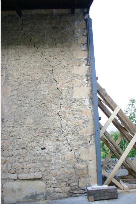  Danos sofridos pela Igreja de Santa Maria ad
Cryptas no sismo de L’Aquila: destacamento da parede posterior da capela-mor
[28].