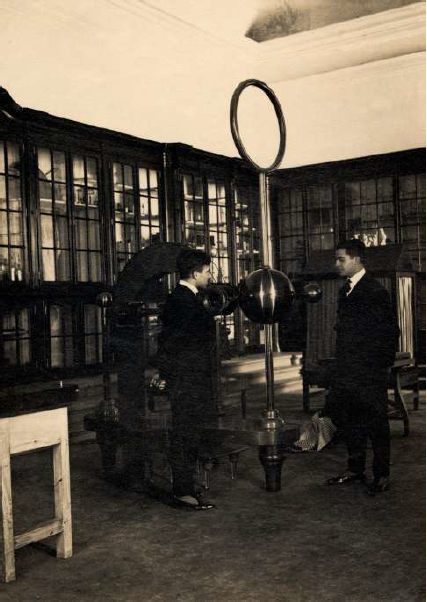 Mário Silva (à direita) e Guilherme de Barros e Cunha
na Sala Dalla Bella. Inícios da década de 1930.