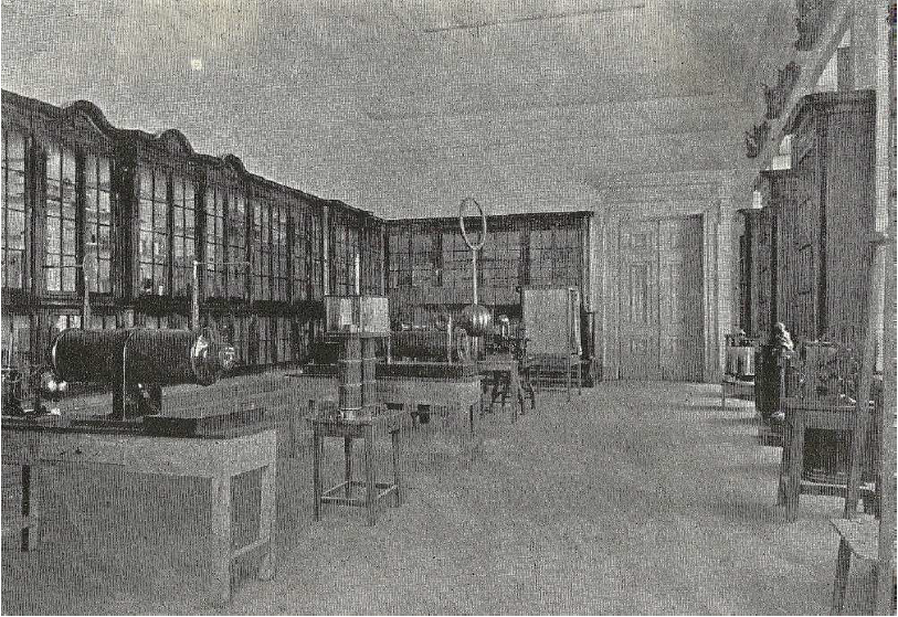 Gabinete de Física antes da reorganização final (c.1937)
[4].