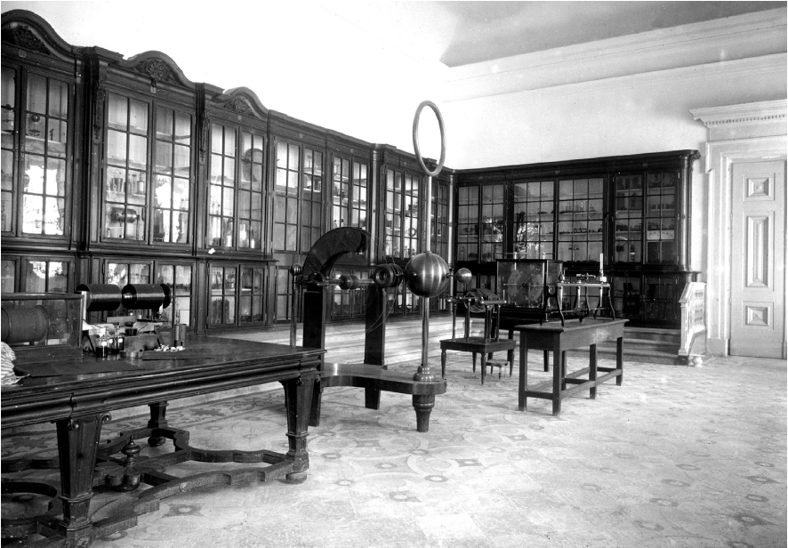 Sala Dalla
Bella durante a reorganização, onde já se encontrava a mesa pombalina mas ainda
sem ter sido removida a máquina electrostática de Le Roy (FIS.0226).