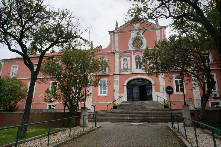 Fachada da
igreja de Nossa Senhora da Estrela, Lisboa. 

 