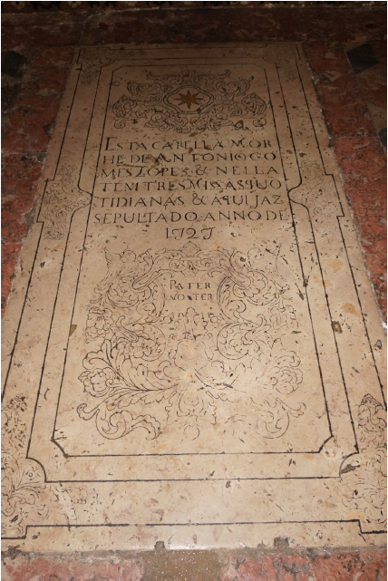 Pedra
sepulcral do carneiro de Ant�nio Gomes Lopes.
Capela-mor da igreja de Nossa Senhora da Estrela, Lisboa.
