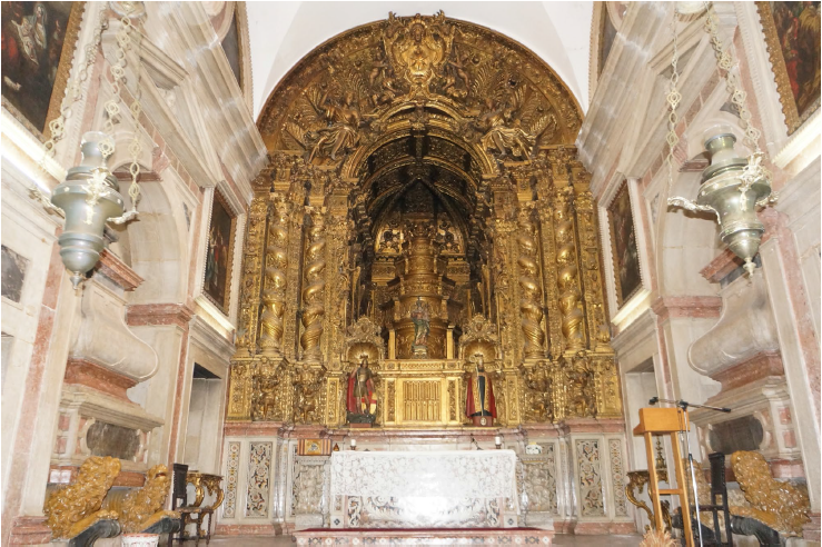 Capela-mor
da igreja de Nossa Senhora da Estrela, Lisboa.
