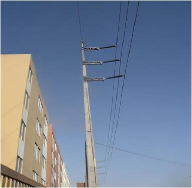 Una línea de transmisión trifásica de 13,2 (KV) cuyas líneas están muy cerca de
edificios de apartamentos en una zona suburbana de Chile, mostrando que el
campo magnético dentro de estos pisos es del orden de 50 a 100 microteslas cuando interactúan con el microondas del
teléfono inteligente.
