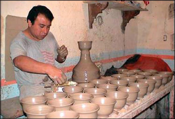 Artesano
de la ciudad de Puebla moldeando artesanías de talavera.