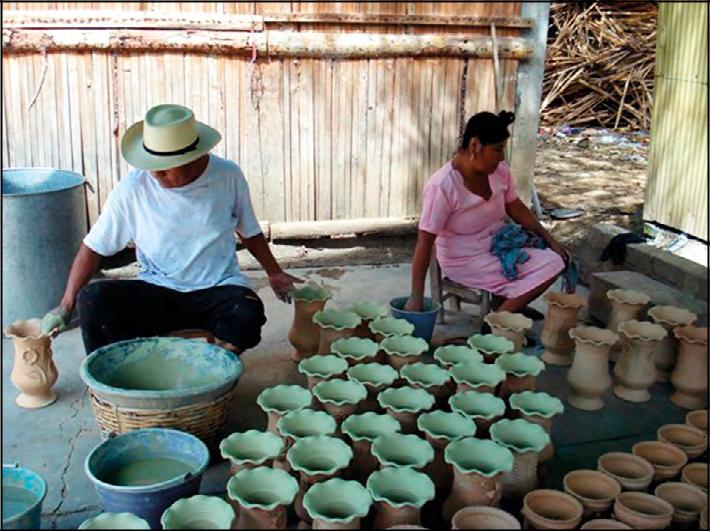  Artesanos vidriando sus piezas en Santa María Atzompa, Oaxaca.