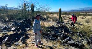 Luis Mostrando una de las estructuras de Cerro Quemado.