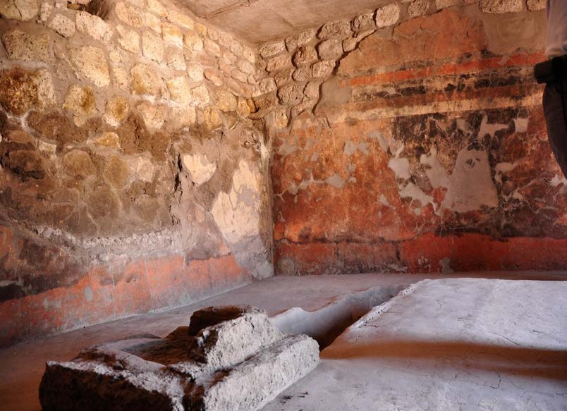 En el Templo Rojo, situado en la c&uacute;spide del
basamento piramidal hay un mural, y el acceso est&aacute; restringido a la visita
p&uacute;blica.