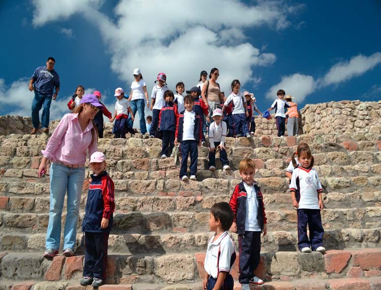 Visita infantil. La idea es seguir propiciando que
las escuelas incluyan la visita a la zona arqueol&oacute;gica como una actividad en la
matricula.