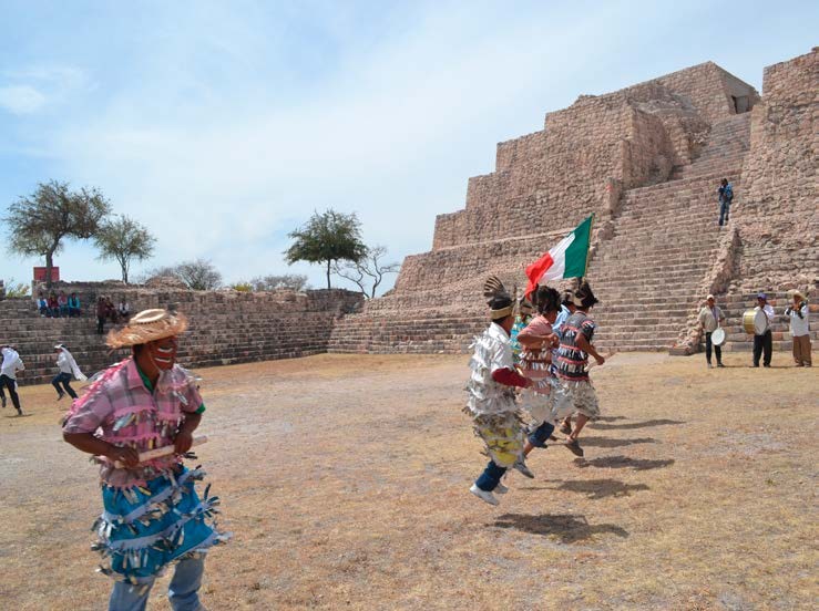 La Mayordom&iacute;a de Ca&ntilde;ada de la Virgen, organiza la velaci&oacute;n y la danza. En esta imagen es la Danza de Rayados de Don Francisco.