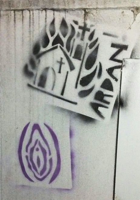 Stencil sobre las paredes de la ruta que se recorre en la marcha de cierre. Encuentro Nacional de Mujeres, Rosario, 2016.