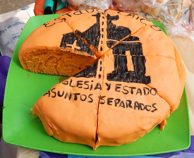 Pastel decorado con la leyenda “Estado laico, iglesia y Estado, asuntos separados”. Feria de productos del Encuentros Regionales de Mujeres, Lesbianas, Travestis y Trans (ERMLTT), La Matanza, 8 de diciembre de 2018.