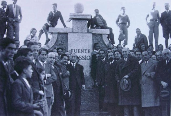 Inauguración de la fuente Cossío por Julián Besteiro y Fernando de los Ríos