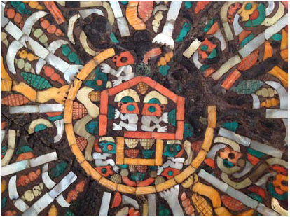 Detalle del interior del plato de madera con incrustaciones resguardado en el Museo Nacional de Arqueolog&iacute;a, Antropolog&iacute;a e Historia del Per&uacute; (MO 4430), donde se ve la recolecci&oacute;n de Spondylus spp. 