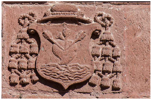 Blasón agustino. En la fachada de la iglesia de Ixmiquilpan se encuentran varios blasones. En esta imagen muestro el escudo agustino con el corazón atravesado por tres flechas, cuya iconografía está relacionada con el pensamiento de San Agustín.
