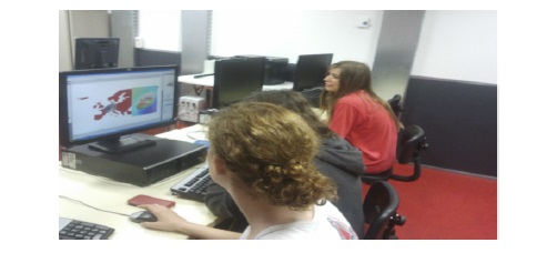 Estudiantes llevando a cabo el proceso de tuneado del mapa de Europa