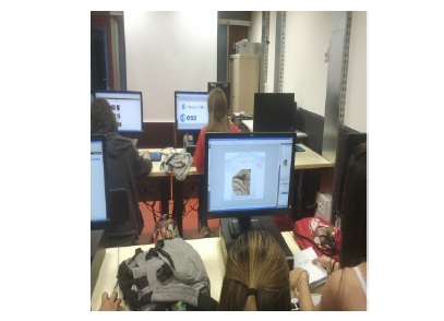 Alumnas durante el procesado de imagen y revisin del manual corporativo