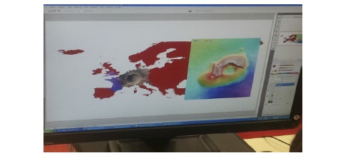 Alumnas durante el procesado de imagen y revisin del manual corporativo