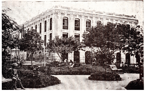 Parque de Bolívar con el Edificio del Banco de Caldas al fondo. Imagen tomada de Historia de la ciudad de Manizales, por P. Pedro Fabo de María, 1926, p. 230.