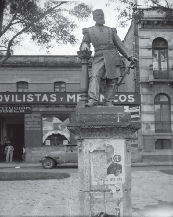 Estatua del general Jes&uacute;s Garc&iacute;a Morales en el Paseo de la Reforma