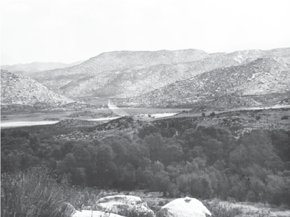 Arroyo San Jos&eacute; y pista de aterrizaje del rancho Meling, 1960. Atr&aacute;s sierra de San Pedro M&aacute;rtir