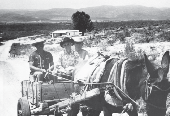 Aida Meling, Roberto Morse y el conductor de la carreta, 1960. Lugar desconocido.