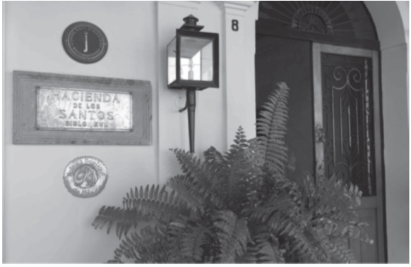 Entrada
principal al Hotel Hacienda de los Santos. La placa señala que la construcción
es del siglo xvii