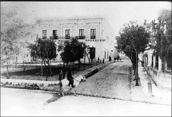 Fotografía de la plazoleta de la Compañía, anterior a 1888, donde se aprecia a la izquierda una parte de la antigua Casa de las Beatas