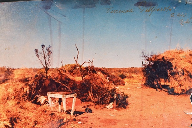 Puesto pulpero con enramadas. En la foto se lee “Vivienda de Pulperos. S.A.O. (San Antonio Oeste). R.N. (Río Negro).” Corresponde a la zona de estudio, segunda mitad del siglo XX; se desconoce el paraje y fecha exactos