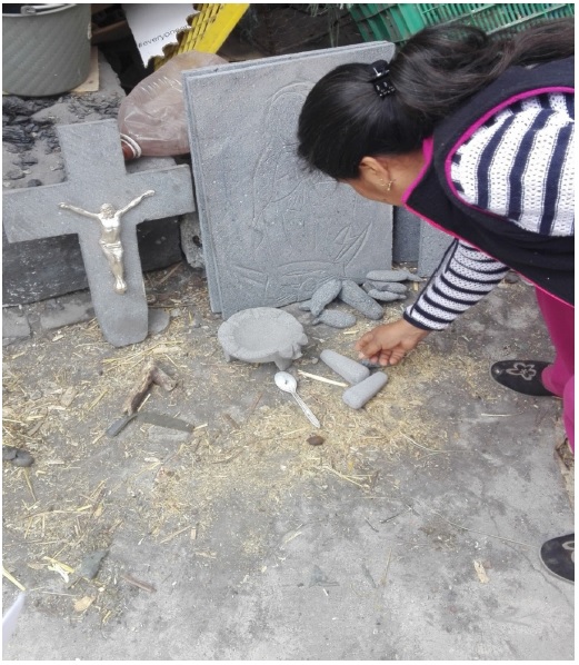 Molcajetes y figuras de piedra volc&aacute;nica labradas por la UDC, San Nicol&aacute;s de los Ranchos