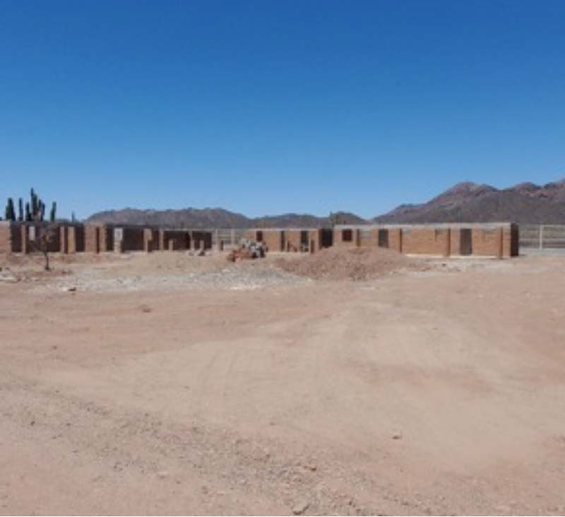 Construcci�n en obra negra de la oficina del gobierno tradicional, la casa del m�dico y del maestro en Punta Chueca, Sonora