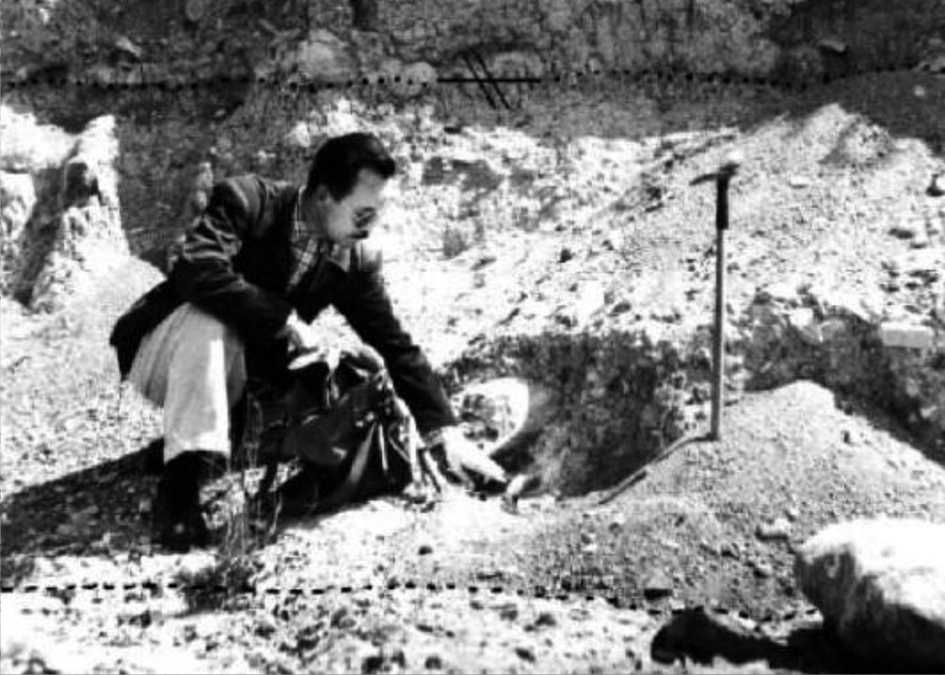 Profesor Juan Armenta Camacho durante una de sus excavaciones en Valsequillo.