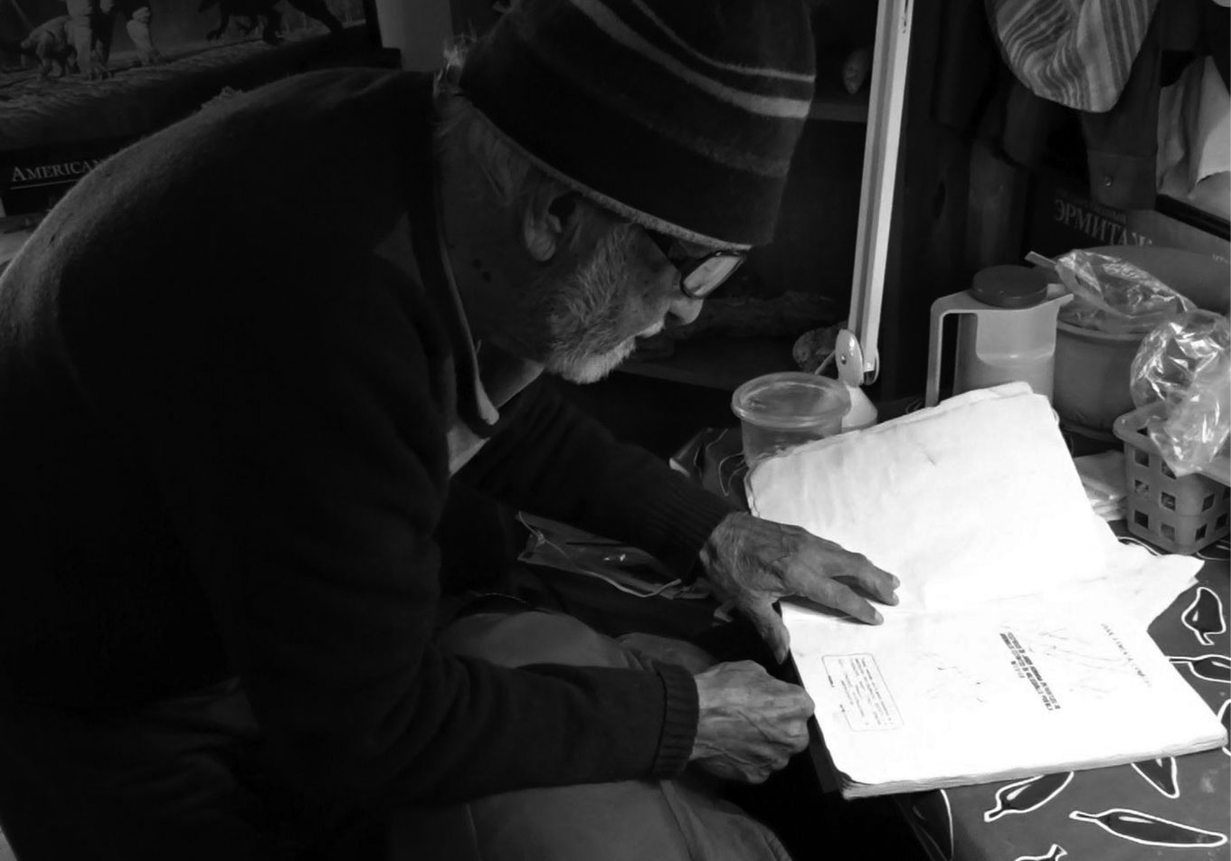 Moisés Cabrera Huerta entusiasta de la paleontología consultando la monografía de Juan ArmentaCamacho.