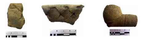 Izq.: cer&aacute;mica con marca de X (cosmograma bakongo), Santa Mar&iacute;a. Centro: cer&aacute;mica con borde impreso. Der.: pipa en cer&aacute;mica con s&iacute;mbolo de serpiente, hallada en el sitio Dominguillo.