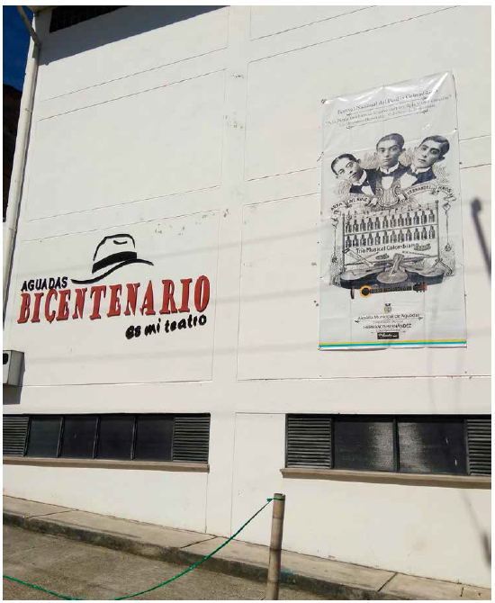 Fachada del Teatro Bicentenario con publicidad del FNPC alusiva a los hermanos Hernández
