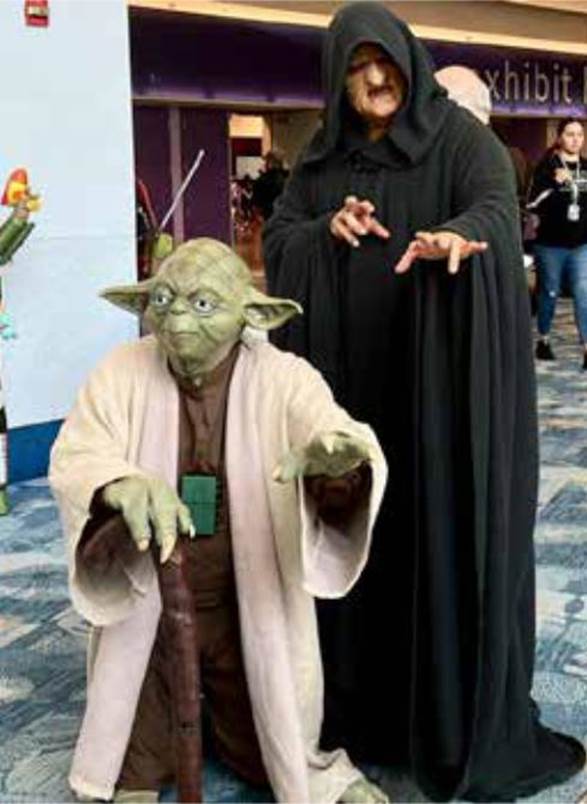 Cosplay de Yoda y Darth Sidious en la Star Wars Celebration, Anaheim, California, mayo de 2022