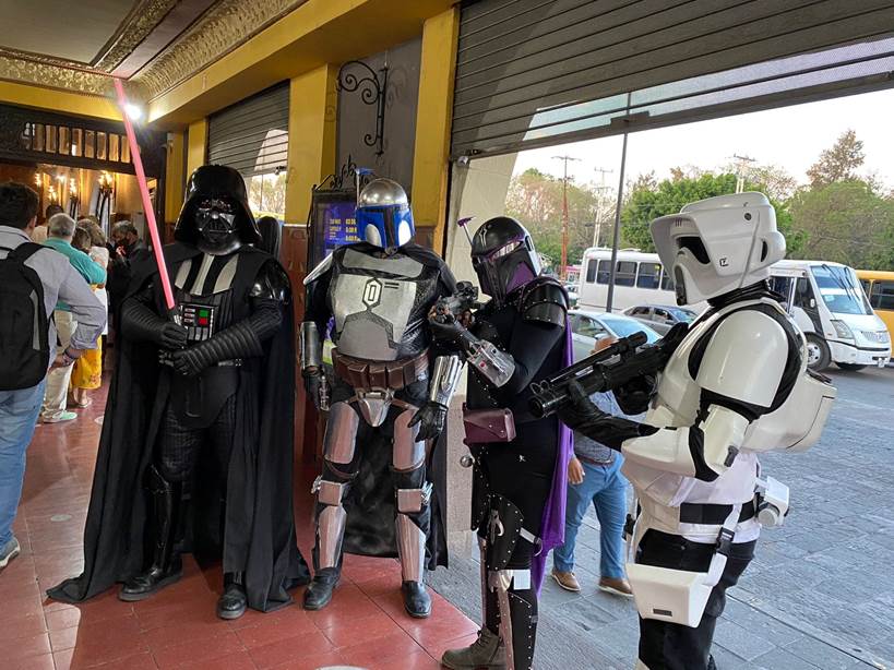 Cosplayers afuera de las taquillas de la Cineteca Alameda en San Luis Potos&iacute;, previo al concierto Star Wars Sinf&oacute;nico, 6 de mayo de 2022