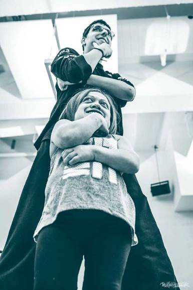 &bull; Hombre muy alto detr&aacute;s de mujer de baja estatura en clase de baile urbano, Centro Nacional de Danza Terap&eacute;utica, Canad&aacute;, 2020 | Tomada de: Boredpanda.com