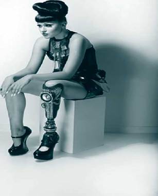 • Viktoria Modesta, modelo con pierna de prótesis "bionicpop star", 2014 | Foto: Nick Knight. Tomada de: Imgur.com
